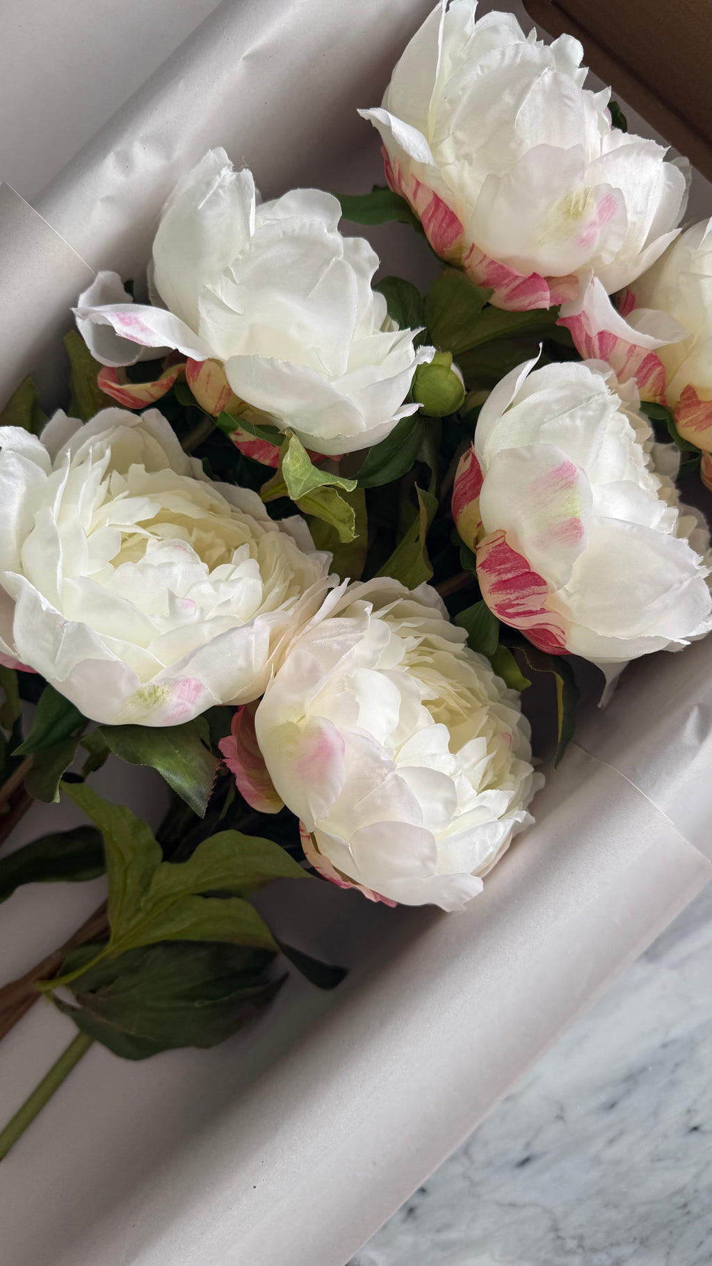 Caja con 6 Peonias Artificiales Premium color blanco