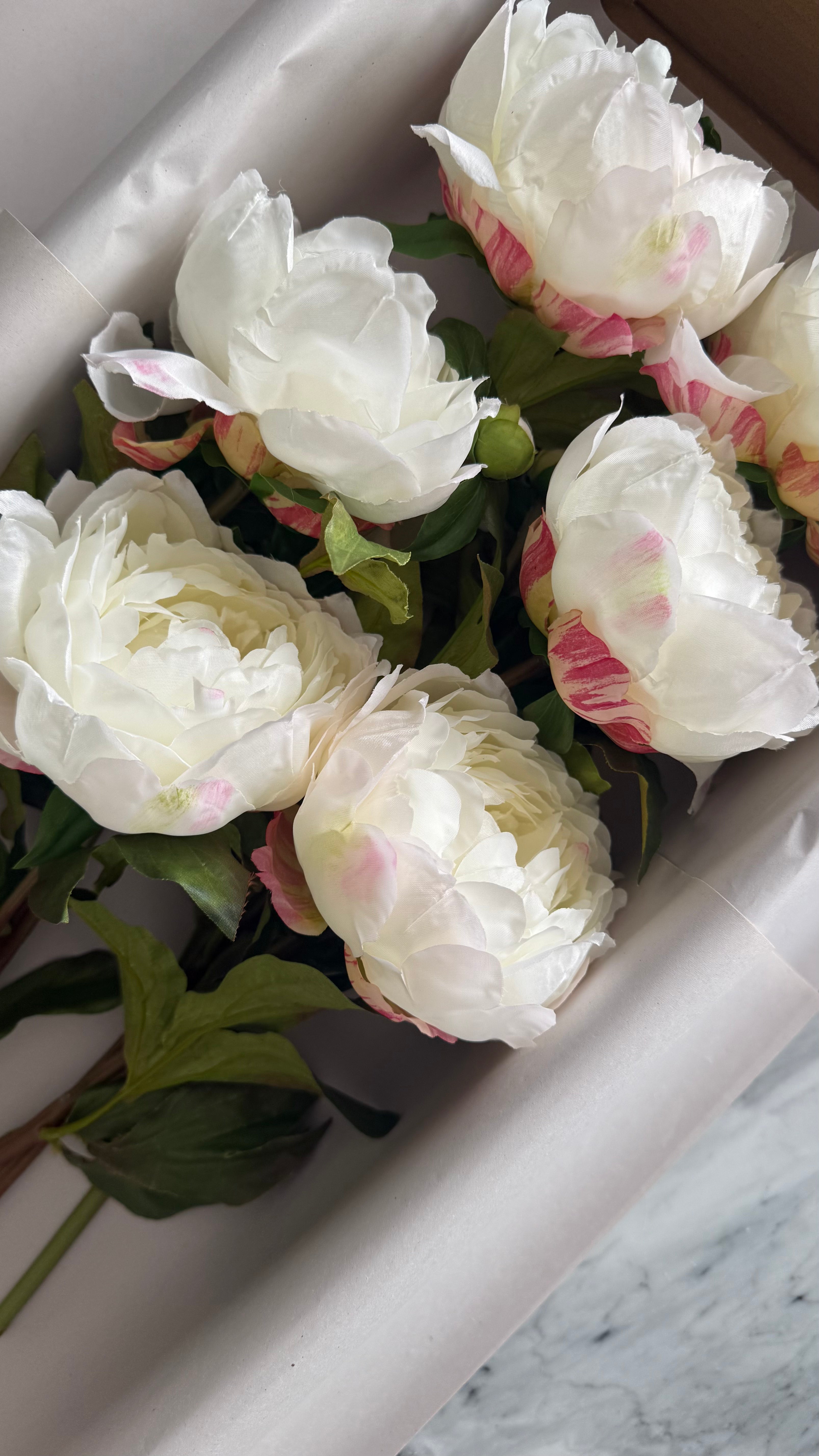 Caja con 6 Peonias Artificiales Premium color blanco