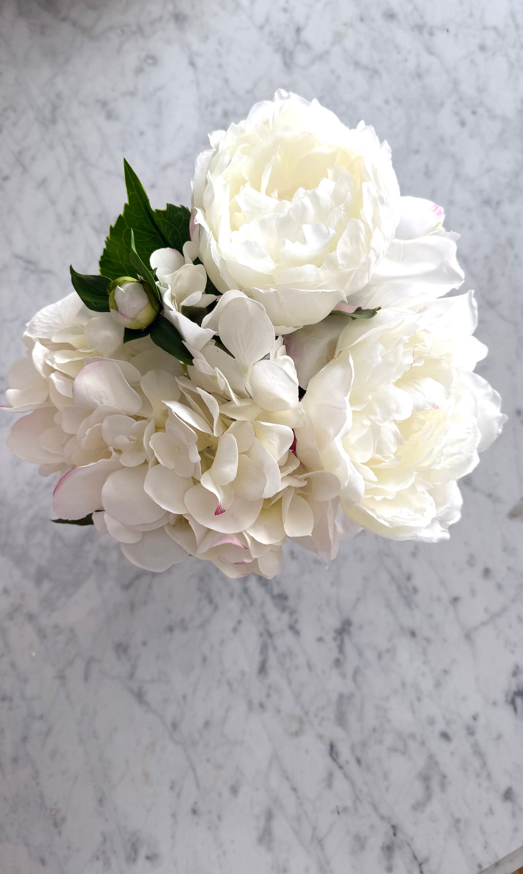 Arreglo de Peonias y Hortensia Artificial blanco | 25cm